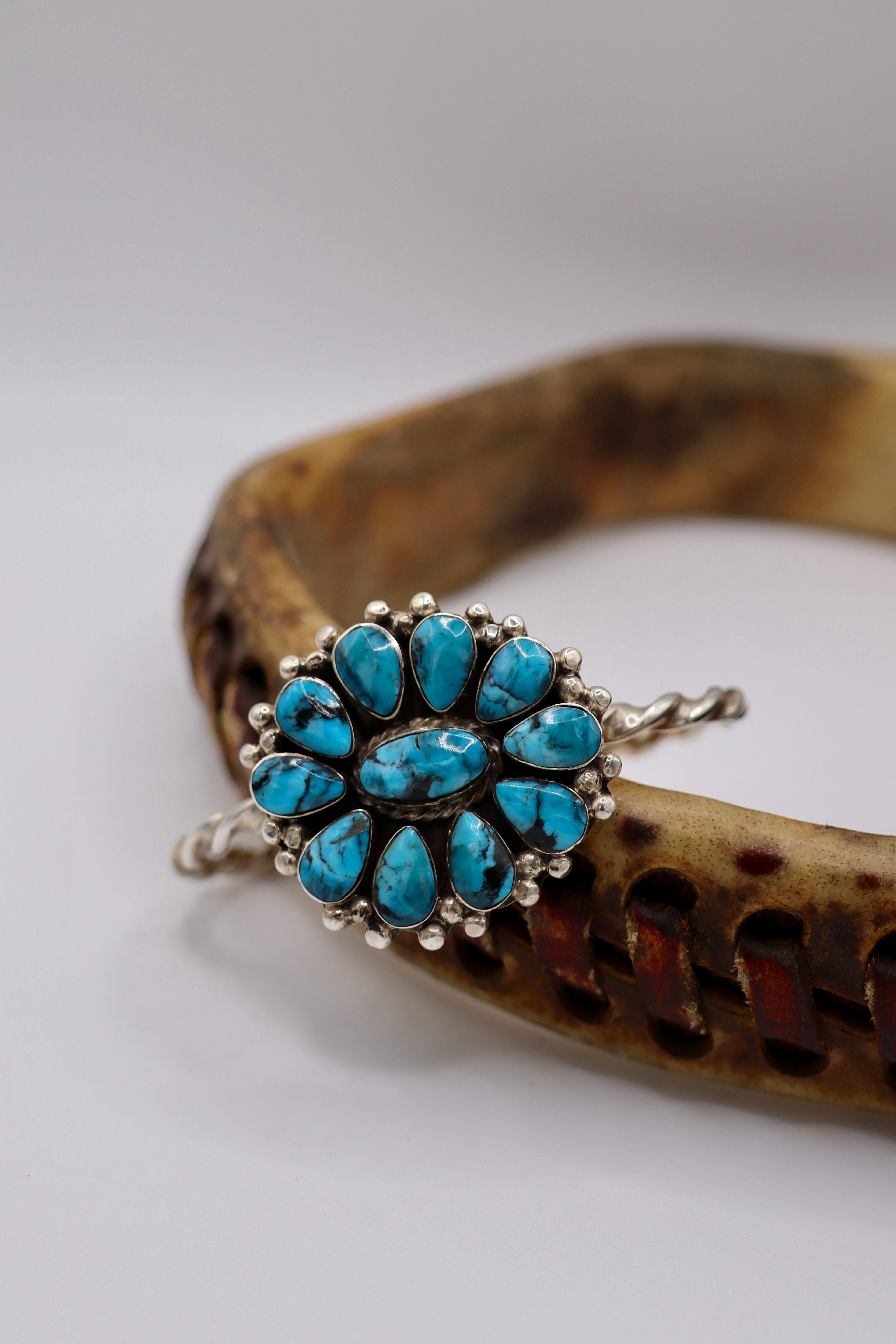 Twisted Cluster Cuff