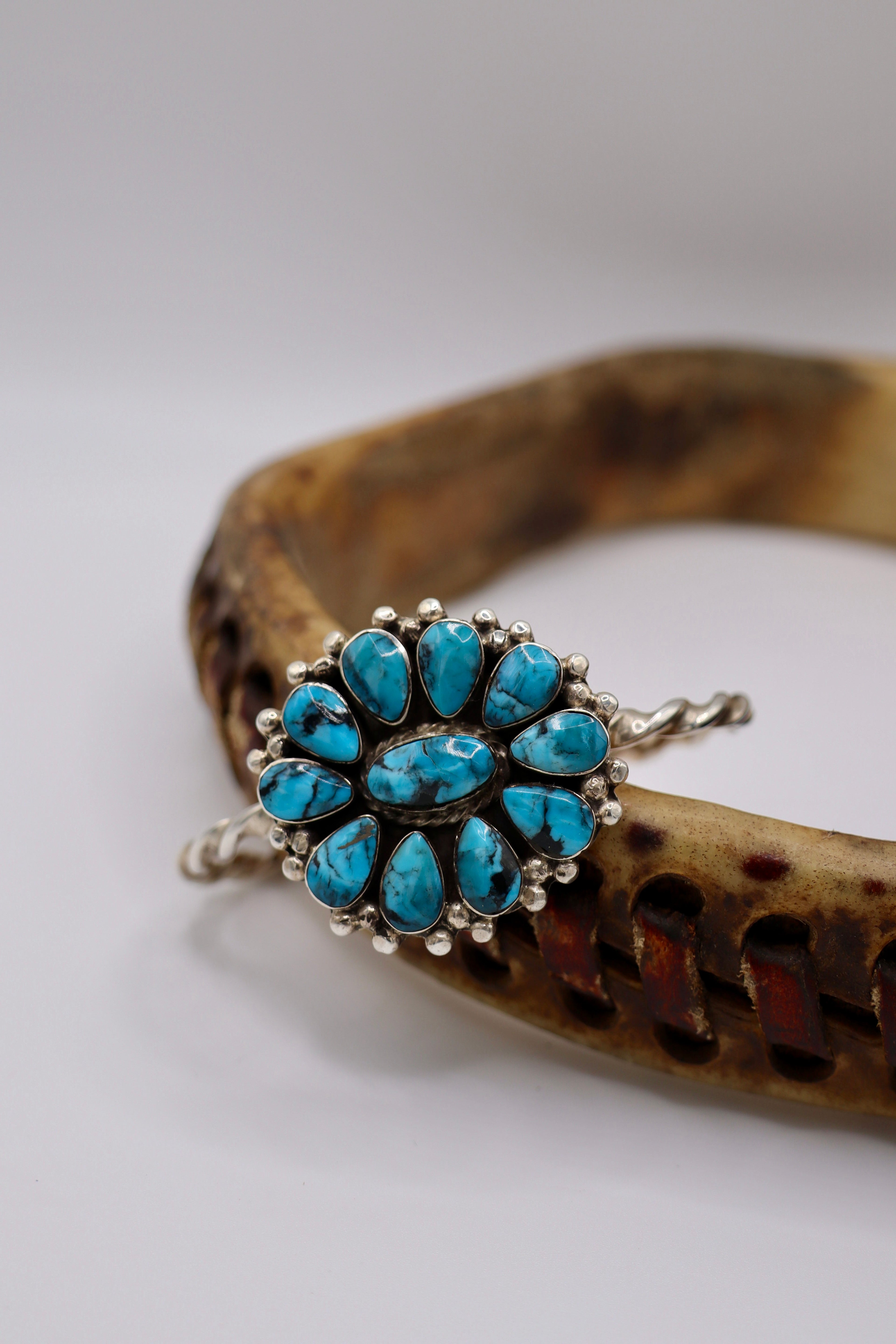 Twisted Cluster Cuff