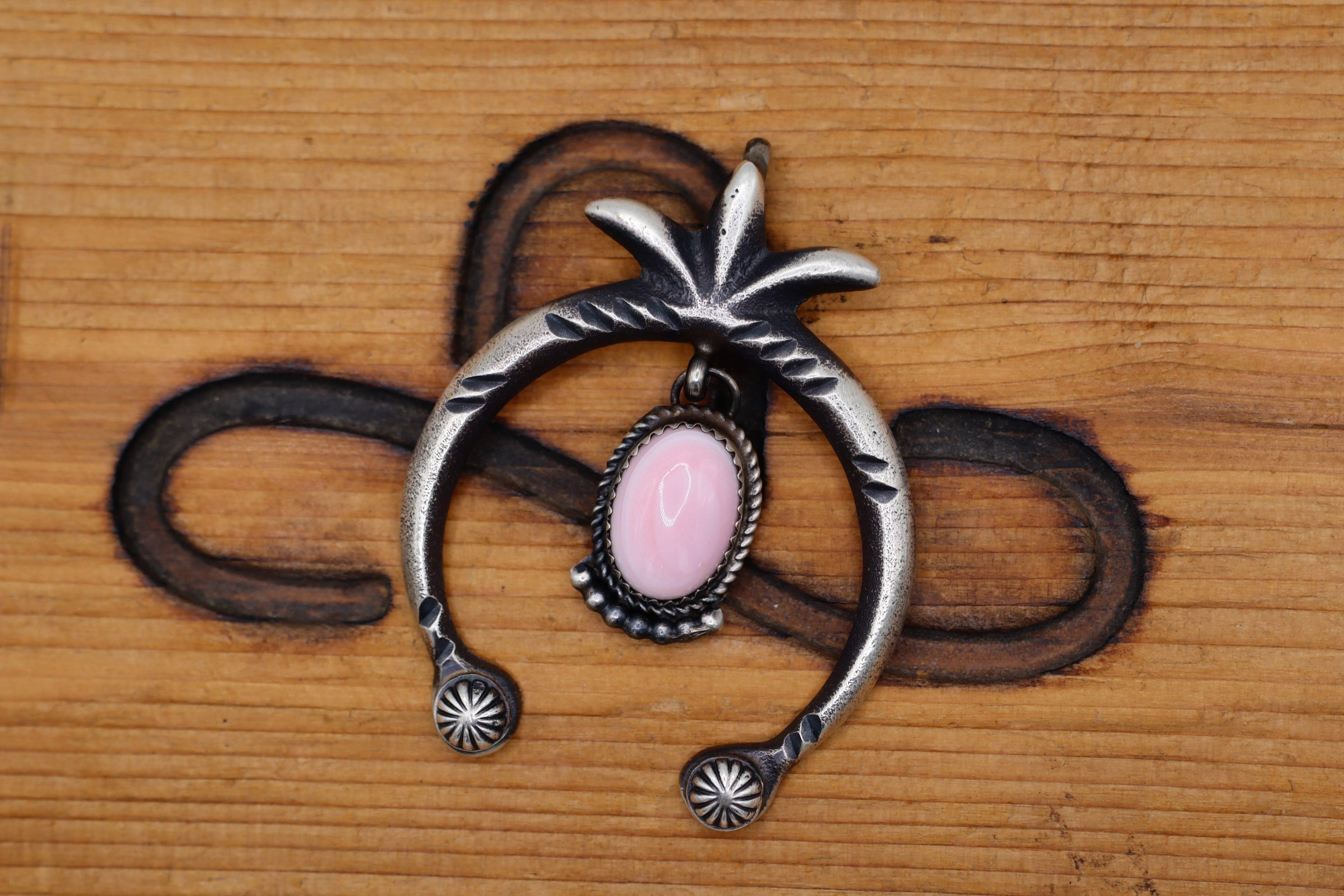 Sara Naja in Pink Conch